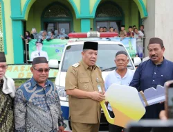 Perkuat Layanan Kesehatan Masyarakat, Gubernur Hidayat Arsani Serahkan Bantuan Ambulans untuk Masjid As-Salam Kace