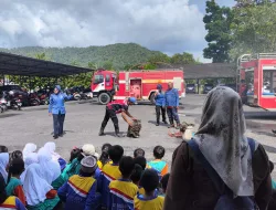 Siswa SDN 8 Pemali Dibekali Cara Padamkan Kebakaran hingga Mengamankan Ular oleh Tim Damkar Bangka