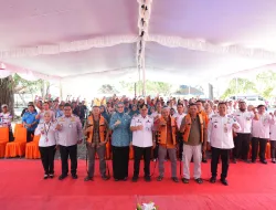 Pasang Life Jacket ke Nelayan, Gubernur Hidayat Arsani Tekankan Budaya Siaga Bencana