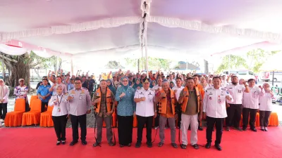 Pasang Life Jacket ke Nelayan, Gubernur Hidayat Arsani Tekankan Budaya Siaga Bencana